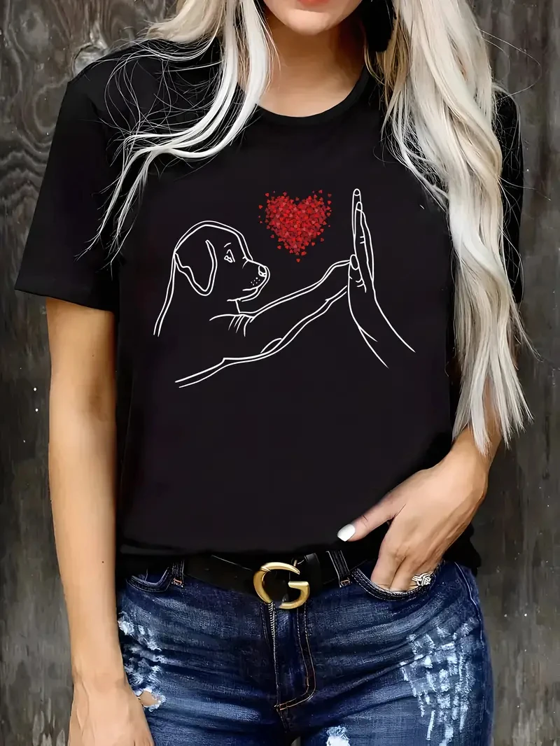 Lepršava ženska majica s grafikom srca i psa, idealna za opuštene dane. Otkrijte udobnost i stil u svakodnevnom izboru odeće! – ŽENSKA ODEČA